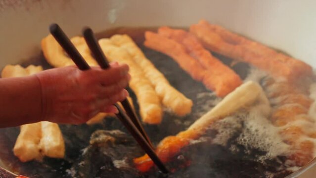 Deep Frying Chinese Doughnut Sticks (Youtiao, 油条)