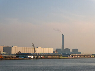 Obraz premium 夕暮れの大阪南港の風景 