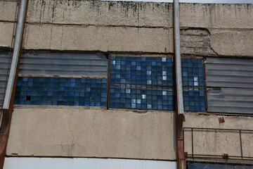 The windows of the production building are made of glass blocks.