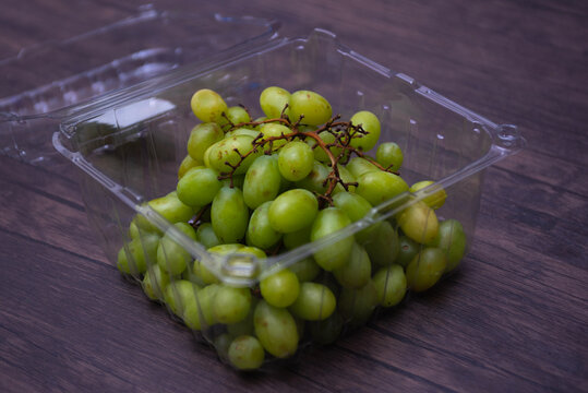 Comida. Uvas verdes dentro de empaque de plastico.