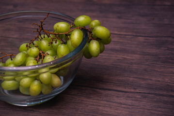Comida. Uvas verdes en tazon de cristal, plano detalle.
