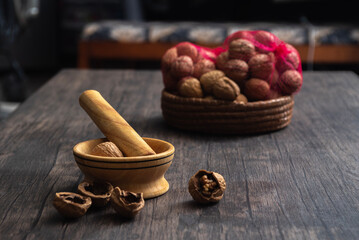 Comida. Bolsa de nueces, con utensilios para romper nueces. Horizontal.