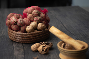 Comida. Bolsa de nueces, con utensilios para romper nueces, bolsa desenfocado y rompenueces en...