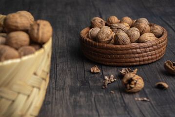 Comida. Canastas con nueces dentro sobre mesa de madera.