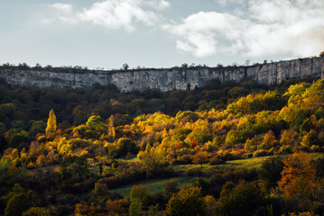 Falaises de Saint-Romain en Bourgogne. Paysage automnal. Une forêt en automne. Des arbres jaunes...
