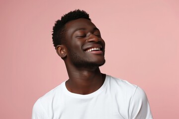 Obraz premium Content African American Man with Eyes Closed on Pink Background