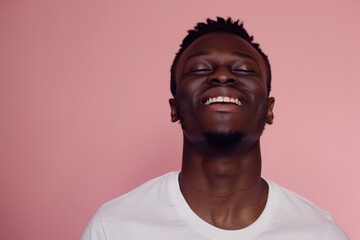 Obraz premium Content African American Man with Eyes Closed on Pink Background