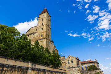 Naklejka premium Tour d’Armagnac, dominant la ville d’Auch et la rivière Gers qui passe au pied
