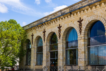 Façade en pierre de l’ancienne halle aux grains d’Auch, abritant aujourd’hui la Maison de la...