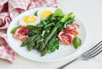 Spring salad with asparagus.