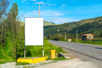 Gran maqueta de cartel junto a la carretera
