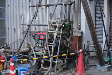 工事現場に設置された作業用機械
