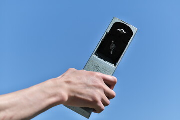 青空を背景に手に持った鉋
