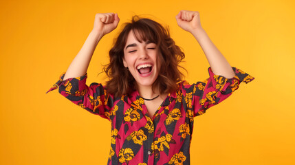 勝利のポーズをする女性