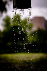 비오는 날 빗물이 떨어지는 배수구