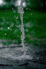 비오는 날 빗물이 떨어지는 배수구