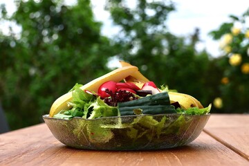 Frisch zubereiteter, veganer Salat (Blattsalat) mit Essig und Öl Dressing aus Seitenansicht mit...