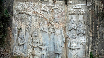 buddha statue at batcave phnom sampeau