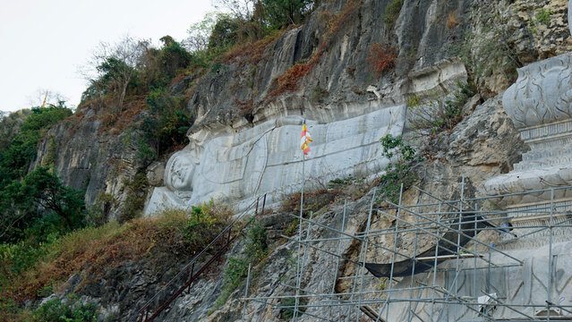 buddha statue at batcave phnom sampeau