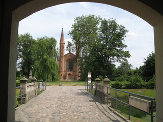 Tor mit Blick zur Schlosskirche am Jagdschloss Schloss Letzlingen in der Letzlinger Heide in...