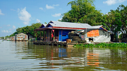 floating houes on the tonle sap in cambodia