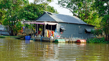 floating houes on the tonle sap in cambodia