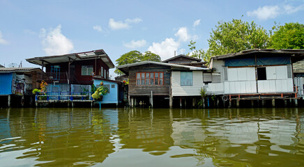 Obraz premium Wooden houses on the chao praya river in bangkok