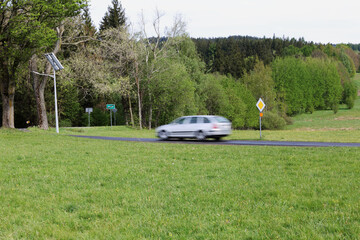 Samoch&oacute;d osobowy na drodze.