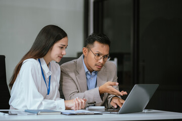 Obraz premium Asian business people working as a good team in the office. Successful teamwork in a meeting, workplace concept.