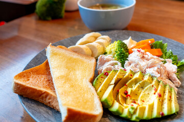 アボカドとトーストのヘルシー朝食