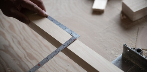 指金を使って作業をする大工