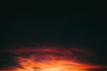 Magnifique ciel avec coucher de soleil rouge orange