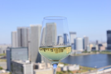 ワイングラスに映る都会の風景