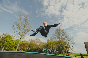 Junge hüpft auf Trampolin