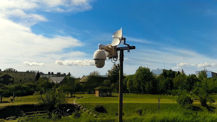 Monitoring, lampa uliczna w parku, antena. © Stanisław Błachowicz
