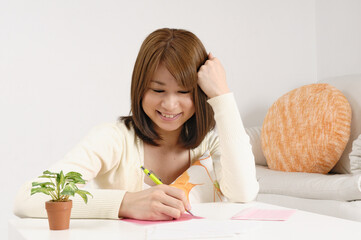 手紙を書く女性