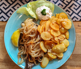 Rinderleber mit geÃ¤mpften Zwiebeln Knoblauch Kartoffeln Saziki