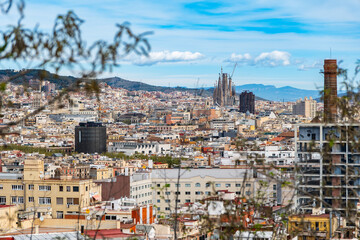 Blick vom Montjuic auf das Viertel El Raval und die Sagrada Familia in Barcelona, Spanien