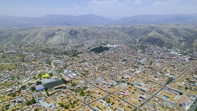 Vista a&eacute;rea general de la ciudad de Sucre y sus cerros. Panor&aacute;mica de dron.