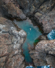 Chico disfrutando de un charco en Tenerife