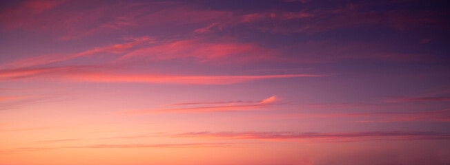 Cielo con nubes altas 