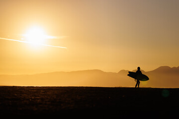 湘南海岸でサーファーのシルエット