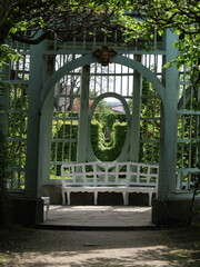 Romantischer runder blauer Gartenpavillon in einer barocken Parkanlage