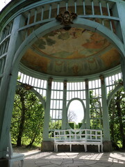 Romantischer runder blauer Gartenpavillon in einer barocken Parkanlage