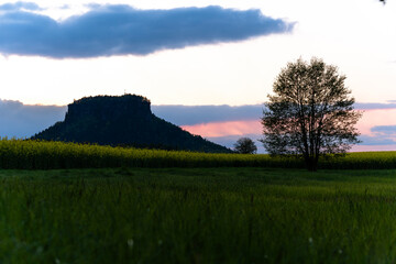 Obraz premium Sonnenuntergang am Lilienstein mit einem See Reflektion in der Sächsischen Schweiz Nationalpark in Sachsen Deutschland