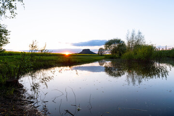 Sonnenuntergang am Lilienstein mit einem See Reflektion in der Sächsischen Schweiz Nationalpark in Sachsen Deutschland