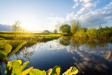 Sonnenuntergang am Lilienstein mit einem See Reflektion in der Sächsischen Schweiz Nationalpark in Sachsen Deutschland © Dominic Wunderlich