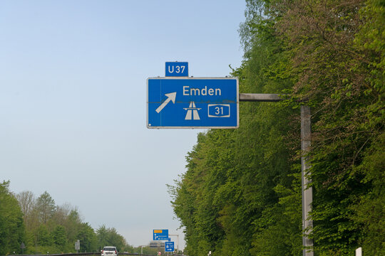 Autobahnwegweiser auf B54, Autobahn A31 Emden