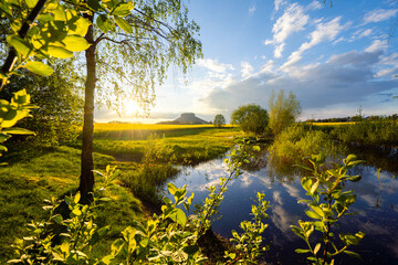 Sonnenuntergang am Lilienstein mit einem See Reflektion in der Sächsischen Schweiz Nationalpark in Sachsen Deutschland © Dominic Wunderlich