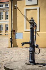 Zabytkowa pompa do wody przy muzeum pałacu w Rogalinie